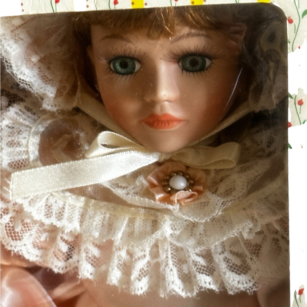 SEYMOURMANN CONNOISSEUR COLLECTION DOLL WITH STAND - Picture 12 of 15